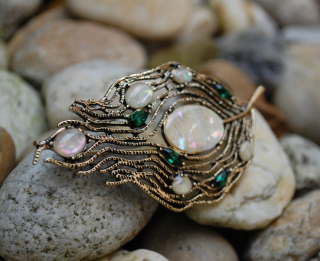 Brošňa pierko zlatá farba brúsené sklo zelené a dúhové