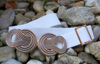 Opasok biely pružný zlatá pracka  