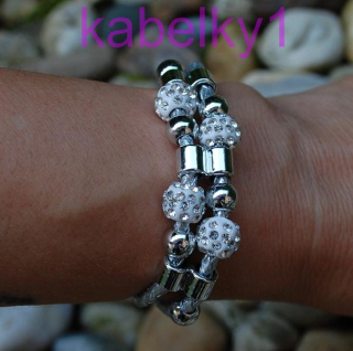 Náramok pletená šnúrka strieborná farba, strieborné guľky brúsené kamienky  