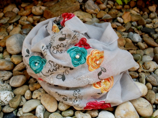 Šál šedý s perličkami mint mentol ružová červená zelená kvety vyšívka