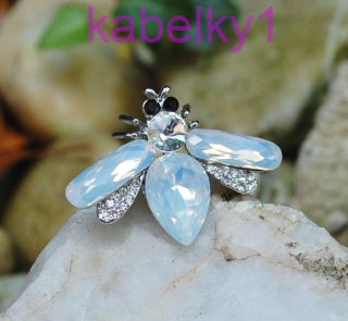 Brošňa strieborná muška čierne očká