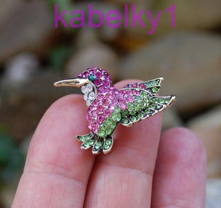 Brošňa MONA kolibrík zelená ružová biela farba brúsené sklo