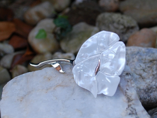 Brošňa MONA kvet  biela perleť strieborný podklad