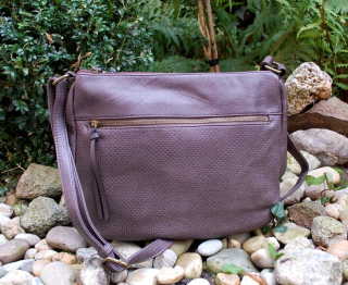 Kabelka hnedá matná perforovaná crossbody menšia