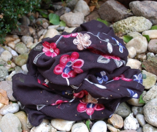 Šál čierny mint mentol ružová červená zelená perličky vyšívka