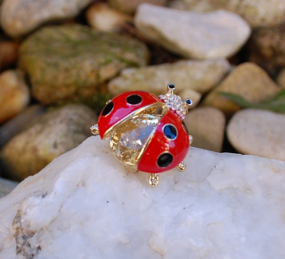 Brošňa lienka červená čierna zlatá brúsené sklo