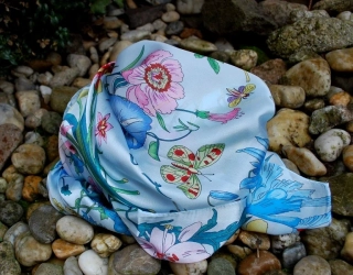 Šál modrý žltý zelený ružový červený kvety a motýle