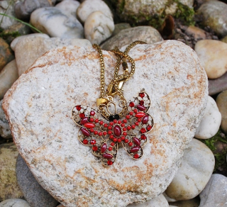 Náhrdelník retiazka motýľ zlatá bordové a červené kamienky 