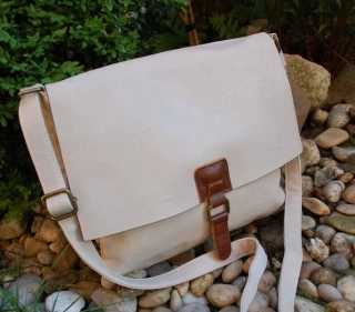 Kabelka smotanová mosadzné kovanie ozdobná pracka