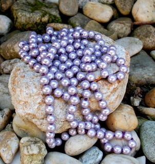 Náhrdelník perly fialové s leskom dlhý