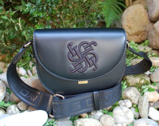 Kabelka čierna matná s výšivkou a ozdobnou prackou