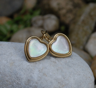 Náušnice srdiečka zlaté s perleťou z chirurgickej ocele  
