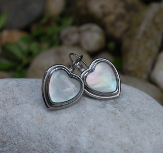 Náušnice srdiečka strieborné s perleťou z chirurgickej ocele  