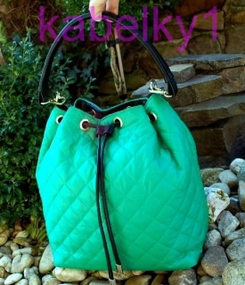 Kabelka zelená prešívaná zlaté kovanie EMBI