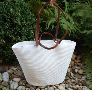 Kabelka biela pletená hnedé koňakové rúčky