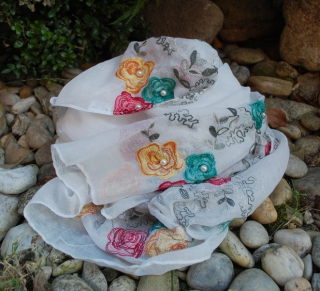 Šál biely s perličkami mint mentol ružová červená zelená kvety vyšívka