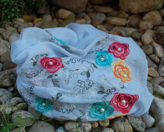 Šál modrý s perličkami mint mentol ružová červená zelená kvety vyšívka