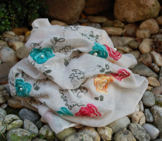 Šál smotanový s perličkami mint mentol ružová červená zelená kvety vyšívka