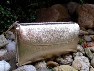 Dámska zlatá kožená peňaženka s leskom