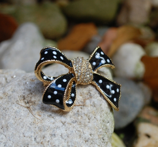 Brošňa mašlička čierna zlatá biele bodky