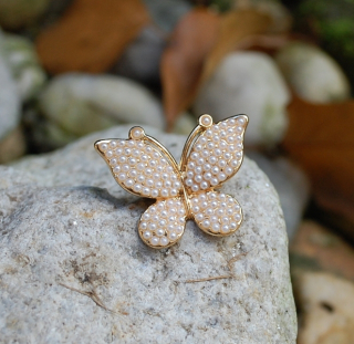 Brošňa smotanové perličky zlatý motýľ 