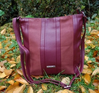 Kabelka bordová tmavá crossbody strieborné kovanie 