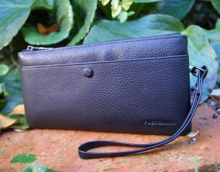 Pánska čierna kožená peňaženka s ramienkom