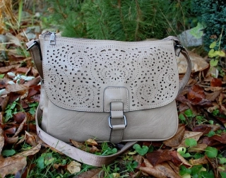 Kabelka krémová tmavá melírovaná s vyrezávaným vzorom