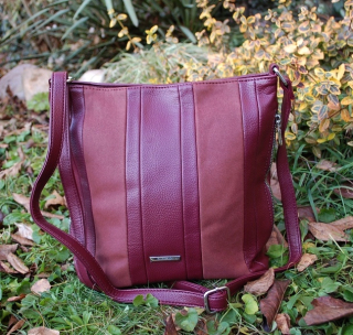 Kabelka bordová tmavá crossbody strieborné kovanie 