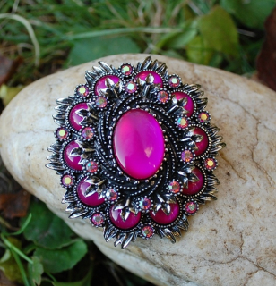 Brošňa zlatá farba ružová cyklamenová perleť vintage