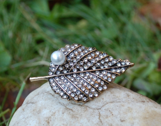 Brošňa list brúsené sklo strieborné