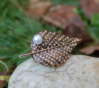 Brošňa list brúsené sklo zlaté