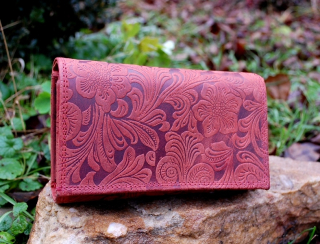 Dámska červená peňaženka s kvetmi matná 