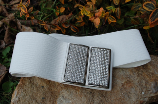 Opasok biely strieborný pružný brúsené sklo 