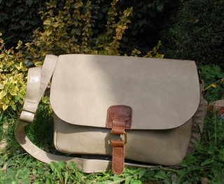 Kabelka krémová tmavá mosadzné kovanie crossbody