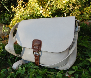 Kabelka smotanová mosadzné kovanie crossbody