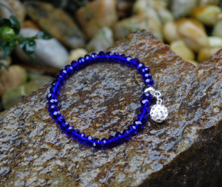 Náramok modrý tmavý brúsené sklo biely podklad strieborné sklo 