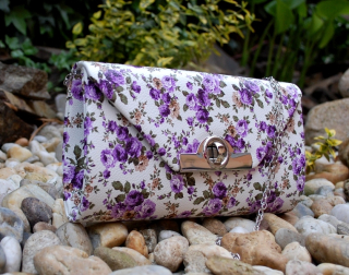 Kabelka biela kvety fialková zelená strieborné kovanie retiazka