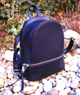 Ruksak čierny strieborné zipsy ozdobné vrecko 