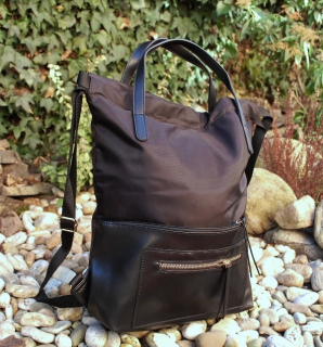 Kabelka čierna crossbody zlaté kovanie ruksak